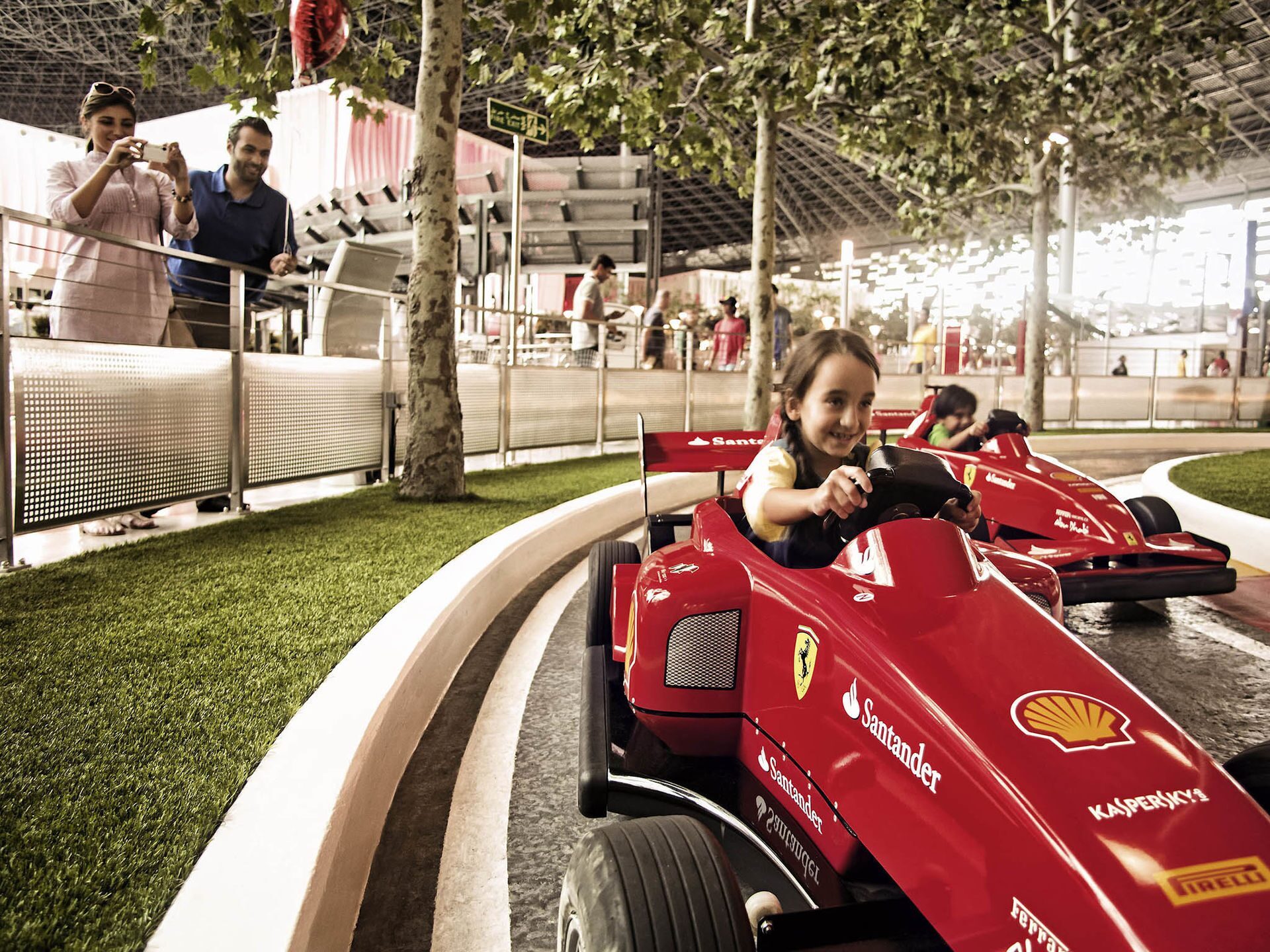 Ferrari world. Феррари Лэнд Абу Даби. Феррари парк аттракционы. Ferrari World Объединённые арабские эмираты. Тематический парк Ferrari World (г. Абу-Даби) кабина пилота.